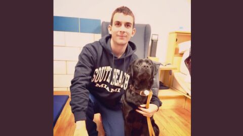 Gerard Descarrega junto a Willow, su perra gu&iacute;a