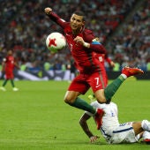 Cristiano Ronaldo intenta zafarse de Arturo Vidal durante el Portugal - Chile