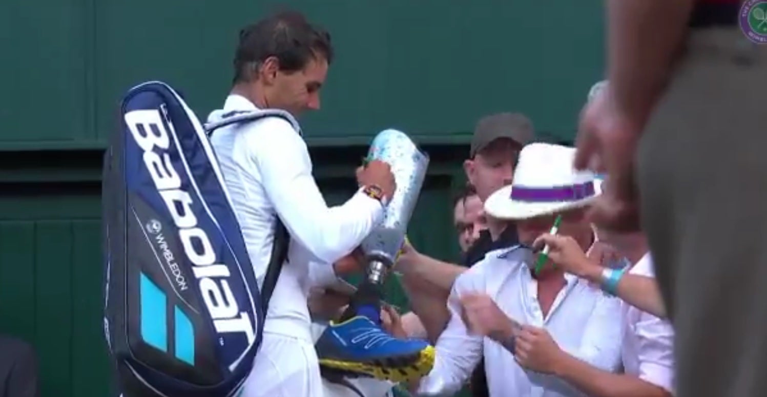 Nadal firmó a un aficionado... ¡en su pierna ortopédica! Nadal firmó a un aficionado... ¡en su pierna ortopédica!