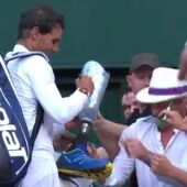 Nadal firma en la pierna ortopédica de un aficionado