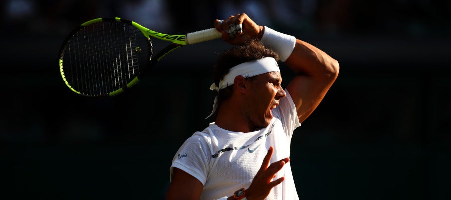 Nadal golpea ante pelota ante Young Nadal golpea ante pelota ante Young