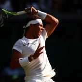 Nadal golpea ante pelota ante Young