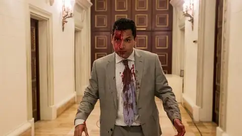 Un grupo de simpatizantes del Gobierno venezolano irrumpió hoy por la fuerza en la Asamblea Nacional (AN, Parlamento), de mayoría opositora, y causaron heridas a algunos diputados que se encontraban en el recinto para una sesión en conmemoración del Día de la Independencia en el país. Un grupo de simpatizantes del Gobierno venezolano irrumpió hoy por la fuerza en la Asamblea Nacional (AN, Parlamento), de mayoría opositora, y causaron heridas a algunos diputados que se encontraban en el recinto para una sesión en conmemoración del Día de la Independencia en el país.