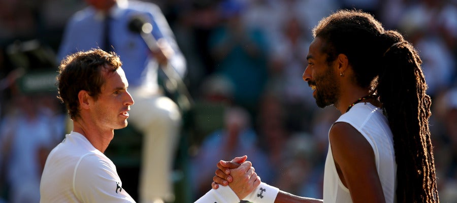 Andy Murray saluda a Dustin Brown tras sellar su pase a tercera ronda Andy Murray saluda a Dustin Brown tras sellar su pase a tercera ronda