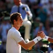 Andy Murray saluda a Dustin Brown tras sellar su pase a tercera ronda Andy Murray saluda a Dustin Brown tras sellar su pase a tercera ronda