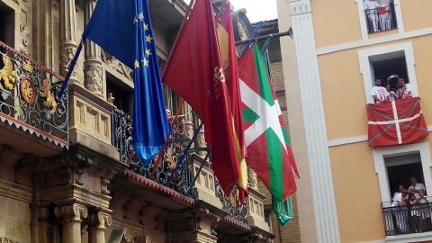 La ikurri&ntilde;a en el balc&oacute;n de la Casa Consistorial durante el chupinazo de San Ferm&iacute;n 2017
