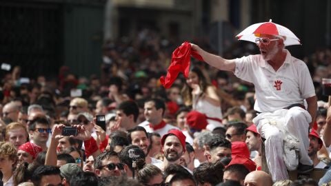 Ambiente durante el chupinazo de San Ferm&iacute;n. 