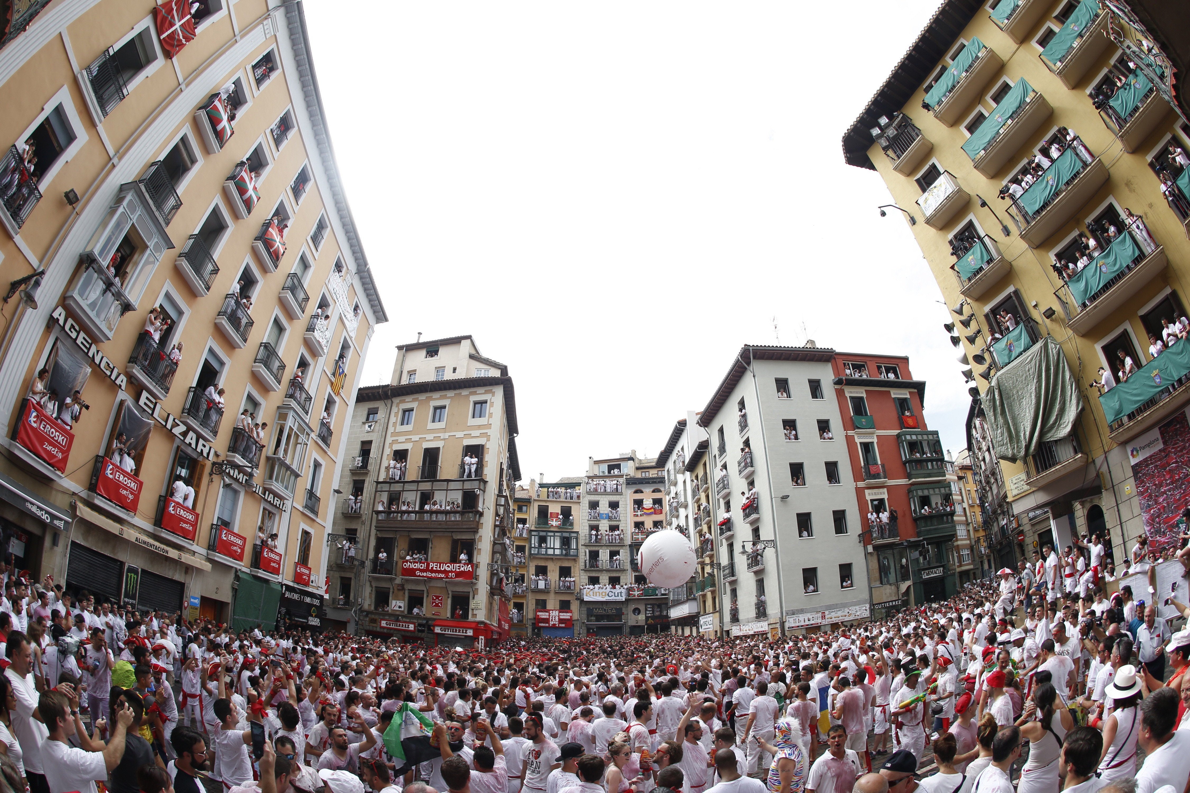 Pamplona comienza San Fermín 2017 con polémica por la colocación de la ikurriña durante el chupinazo Pamplona comienza San Fermín 2017 con polémica por la colocación de la ikurriña durante el chupinazo