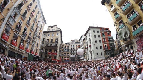 Ambiente en la plaza Consistorial de Pamplona pocos minutos antes de que se lance el tradicional chupinazo que da comienzo a nueve d&iacute;as de fiesta.