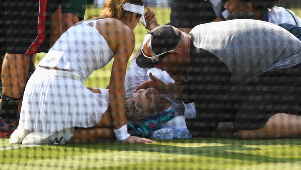 Bethanie Mattek-Sands cae lesionada en pleno partido en Wimbledon
