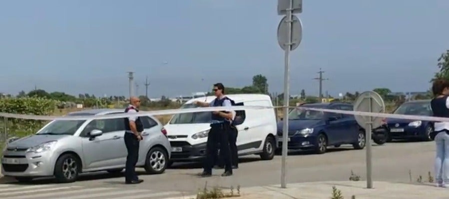 Un hombre hiere a dos policías locales en el tanatorio de Gavà con un AK-47 y se da a la fuga Un hombre hiere a dos policías locales en el tanatorio de Gavà con un AK-47 y se da a la fuga