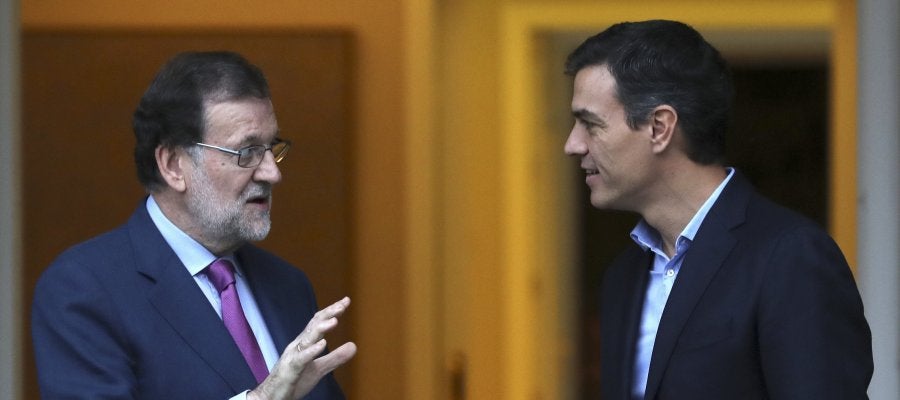 El presidente del Gobierno, Mariano Rajoy (i), y el secretario general del PSOE, Pedro Sánchez El presidente del Gobierno, Mariano Rajoy (i), y el secretario general del PSOE, Pedro Sánchez