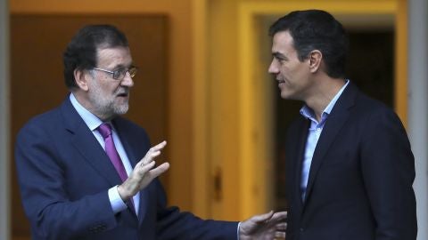 El presidente del Gobierno, Mariano Rajoy (i), y el secretario general del PSOE, Pedro S&aacute;nchez