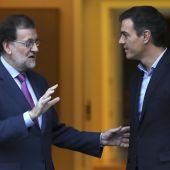 El presidente del Gobierno, Mariano Rajoy (i), y el secretario general del PSOE, Pedro Sánchez