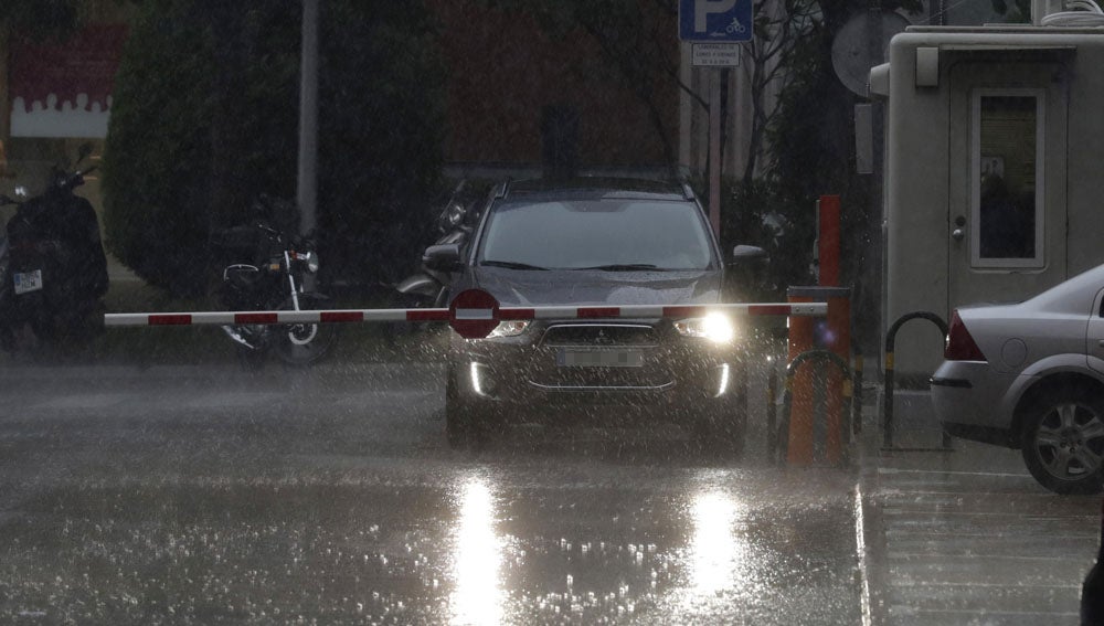La tromba de agua en Madrid deja 50 avisos a los Bomberos de la capital en sólo media hora La tromba de agua en Madrid deja 50 avisos a los Bomberos de la capital en sólo media hora