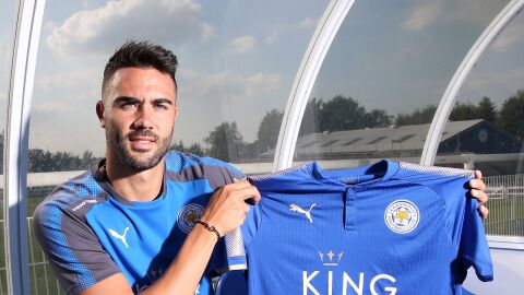 Iborra posando con la camiseta del Leicester