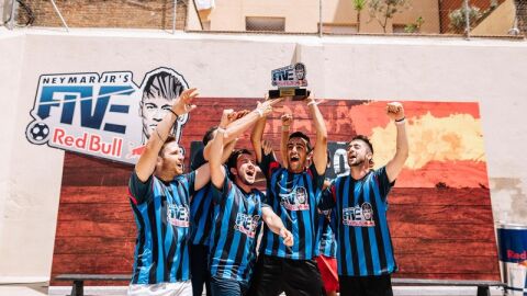 Carr&uacute;s alza el trofeo de campe&oacute;n de la fase nacional del Neymar Jr's Five