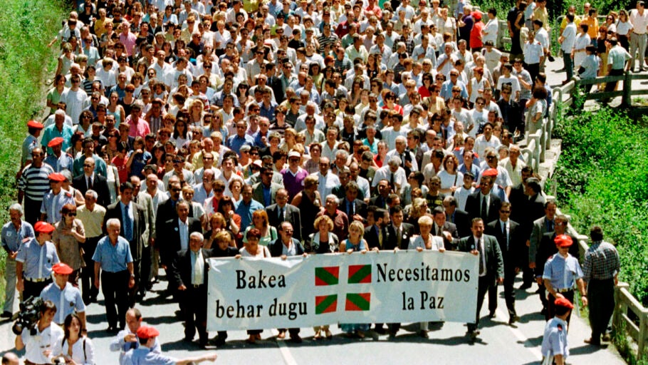 Manifestaci&oacute;n en Ermua un a&ntilde;o despu&eacute;s del asesinato de Miguel &Aacute;ngel Blanco