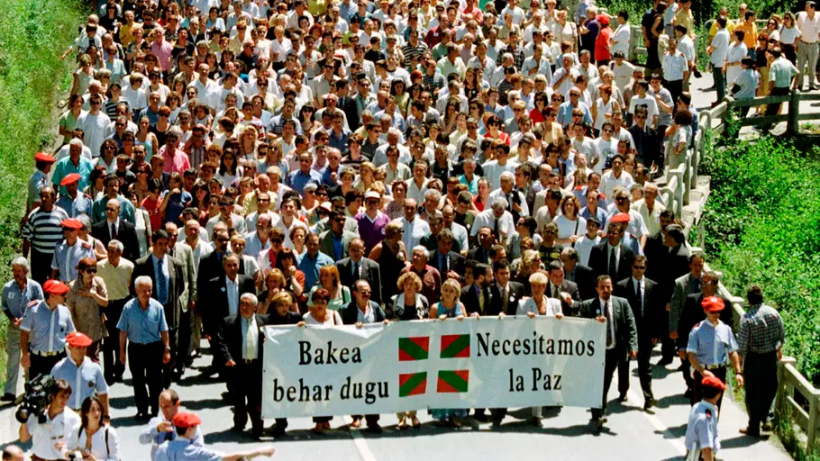 Manifestación en Ermua un año después del asesinato de Miguel Ángel Blanco Manifestación en Ermua un año después del asesinato de Miguel Ángel Blanco