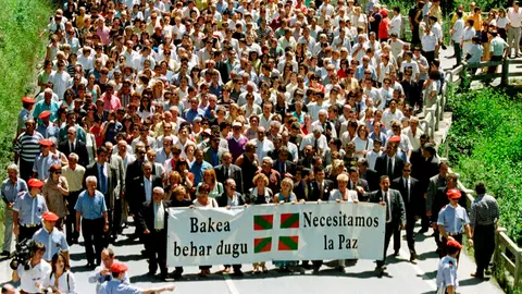 Manifestación en Ermua un año después del asesinato de Miguel Ángel Blanco Manifestación en Ermua un año después del asesinato de Miguel Ángel Blanco