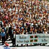 Manifestación en Ermua un año después del asesinato de Miguel Ángel Blanco