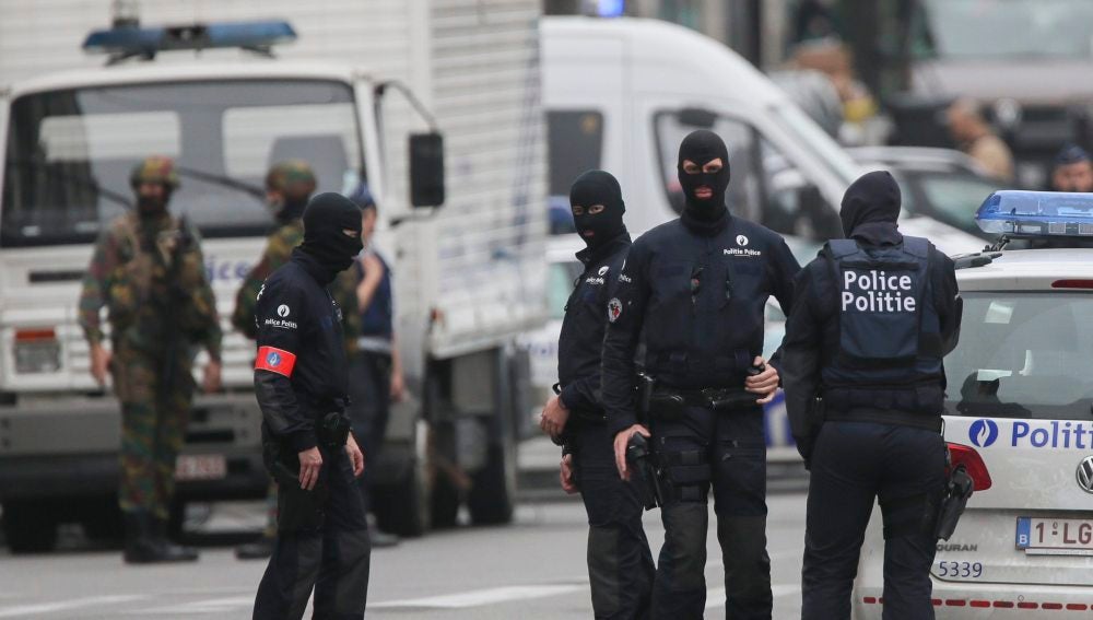 Policías bloquean el acceso al centro comercial City 2 en Bruselas
