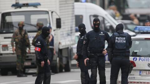 Polic&iacute;as bloquean el acceso al centro comercial City 2 en Bruselas