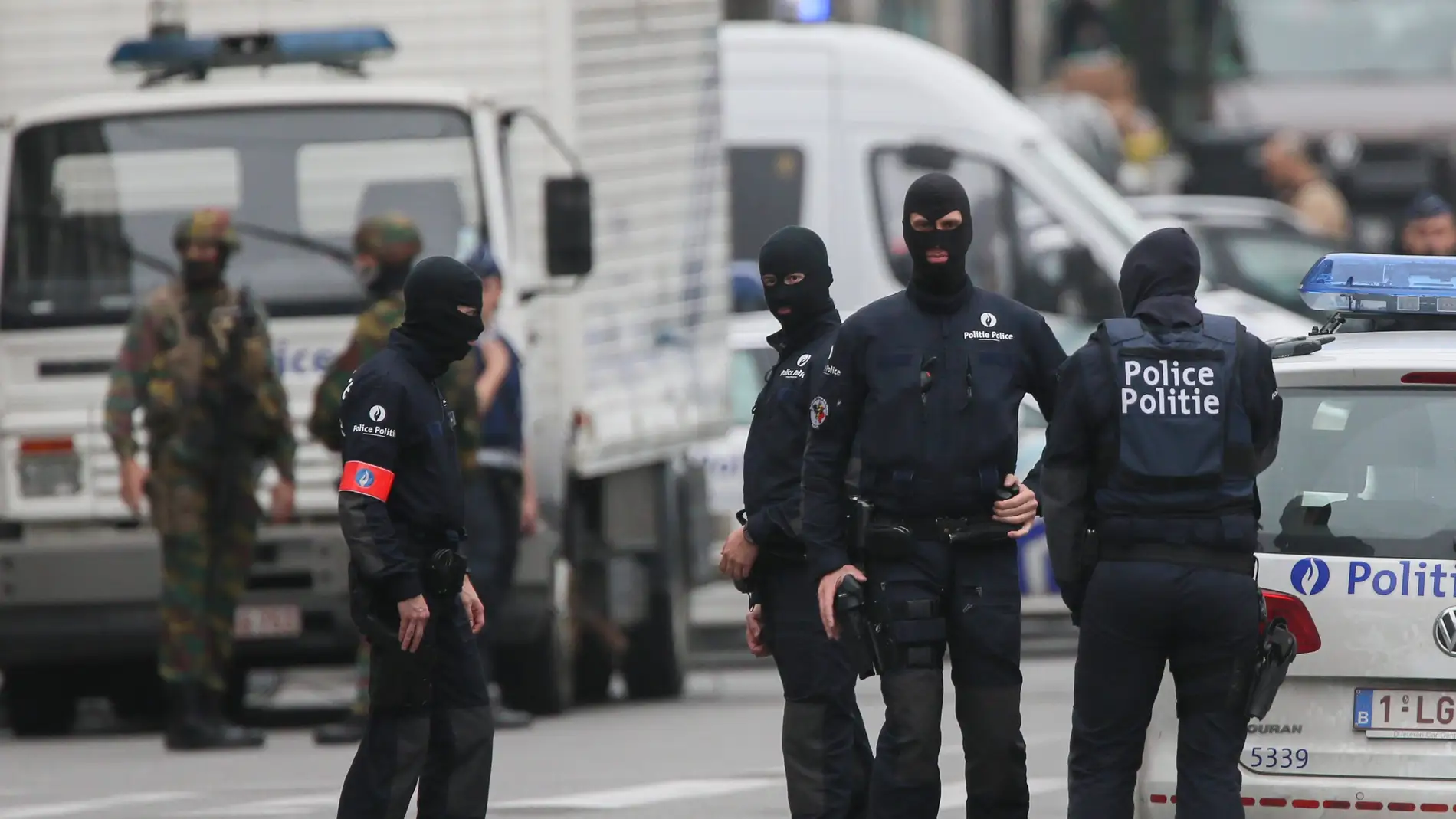 Policías bloquean el acceso al centro comercial City 2 en Bruselas