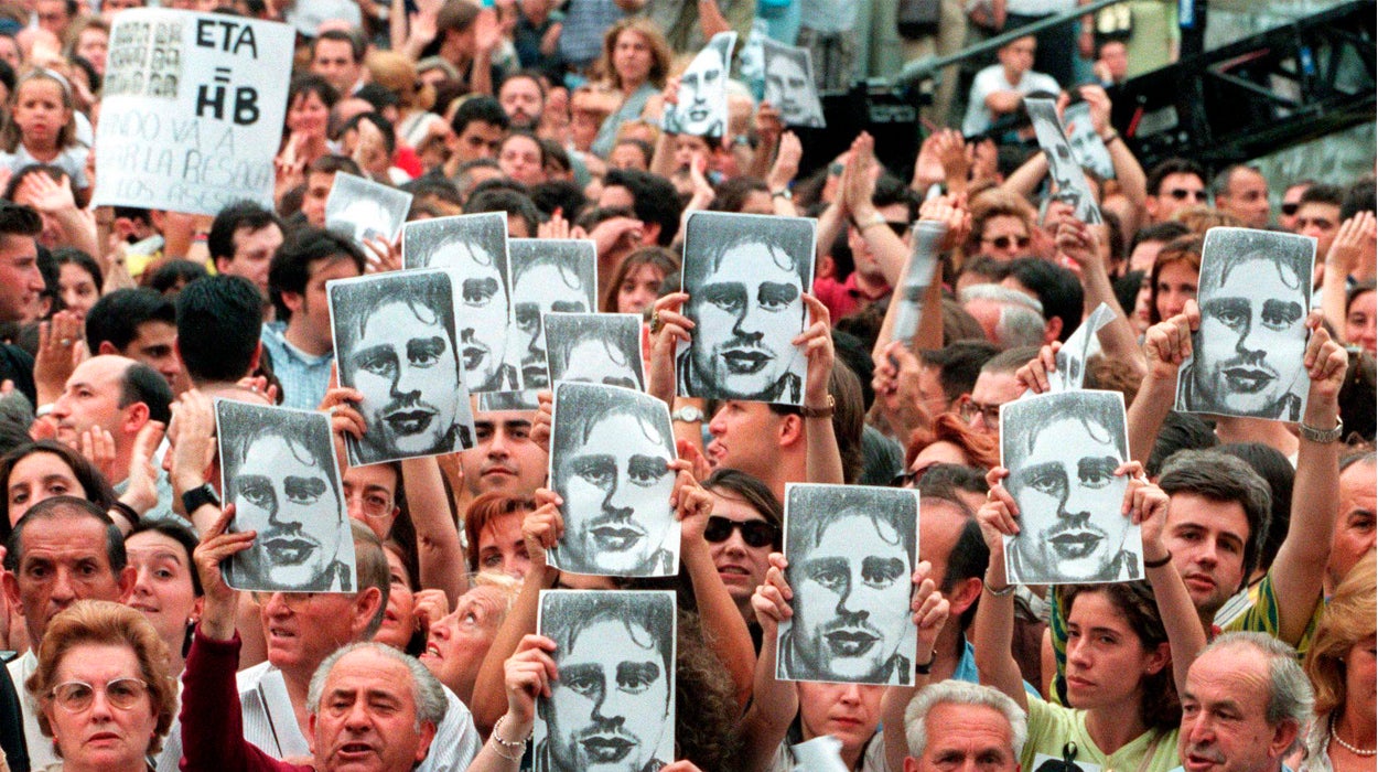 Así recuerda Elena Gijón cómo narró las manifestaciones por el secuestro de Miguel Ángel Blanco Así recuerda Elena Gijón cómo narró las manifestaciones por el secuestro de Miguel Ángel Blanco