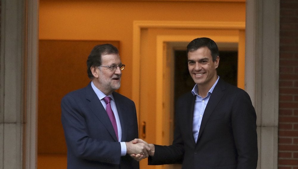 El presidente del Gobierno, Mariano Rajoy (i), y el secretario general del PSOE, Pedro Sánchez