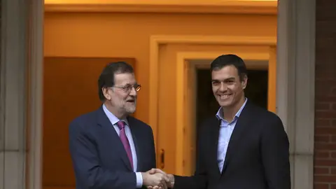 El presidente del Gobierno, Mariano Rajoy (i), y el secretario general del PSOE, Pedro Sánchez El presidente del Gobierno, Mariano Rajoy (i), y el secretario general del PSOE, Pedro Sánchez