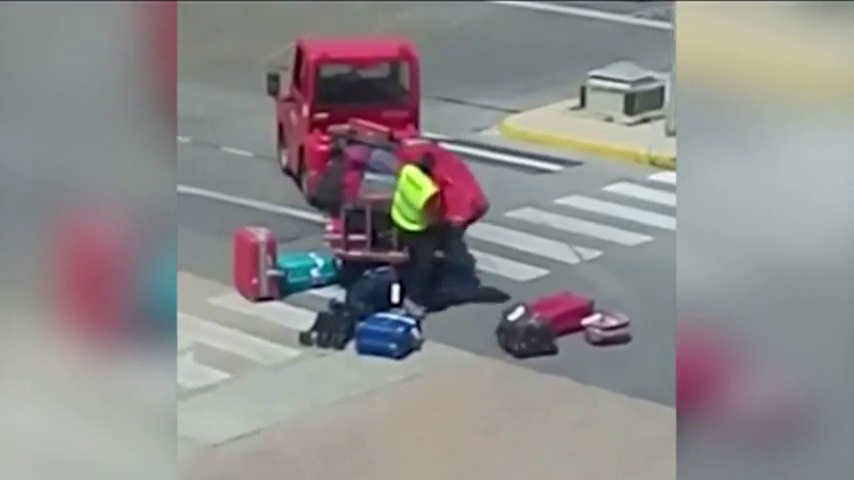 Graban a un trabajador de Iberia golpeando y lanzando por los aires las maletas de los pasajeros en Ibiza Graban a un trabajador de Iberia golpeando y lanzando por los aires las maletas de los pasajeros en Ibiza