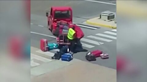 A golpes, y sin ning&uacute;n cuidado, con las maletas