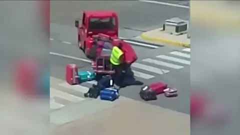 A golpes, y sin ningún cuidado, con las maletas A golpes, y sin ningún cuidado, con las maletas