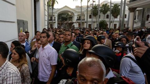 Diputados, periodistas y asistentes a los actos conmemorativos del d&iacute;a de la Independencia de Venezuela