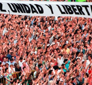 Manifestación en la Puerta del Sol el 14 de julio de 1997, tras el asesinato de Miguel Ángel Blanco Manifestación en la Puerta del Sol el 14 de julio de 1997, tras el asesinato de Miguel Ángel Blanco