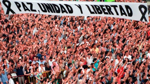 Manifestaci&oacute;n en la Puerta del Sol el 14 de julio de 1997, tras el asesinato de Miguel &Aacute;ngel Blanco