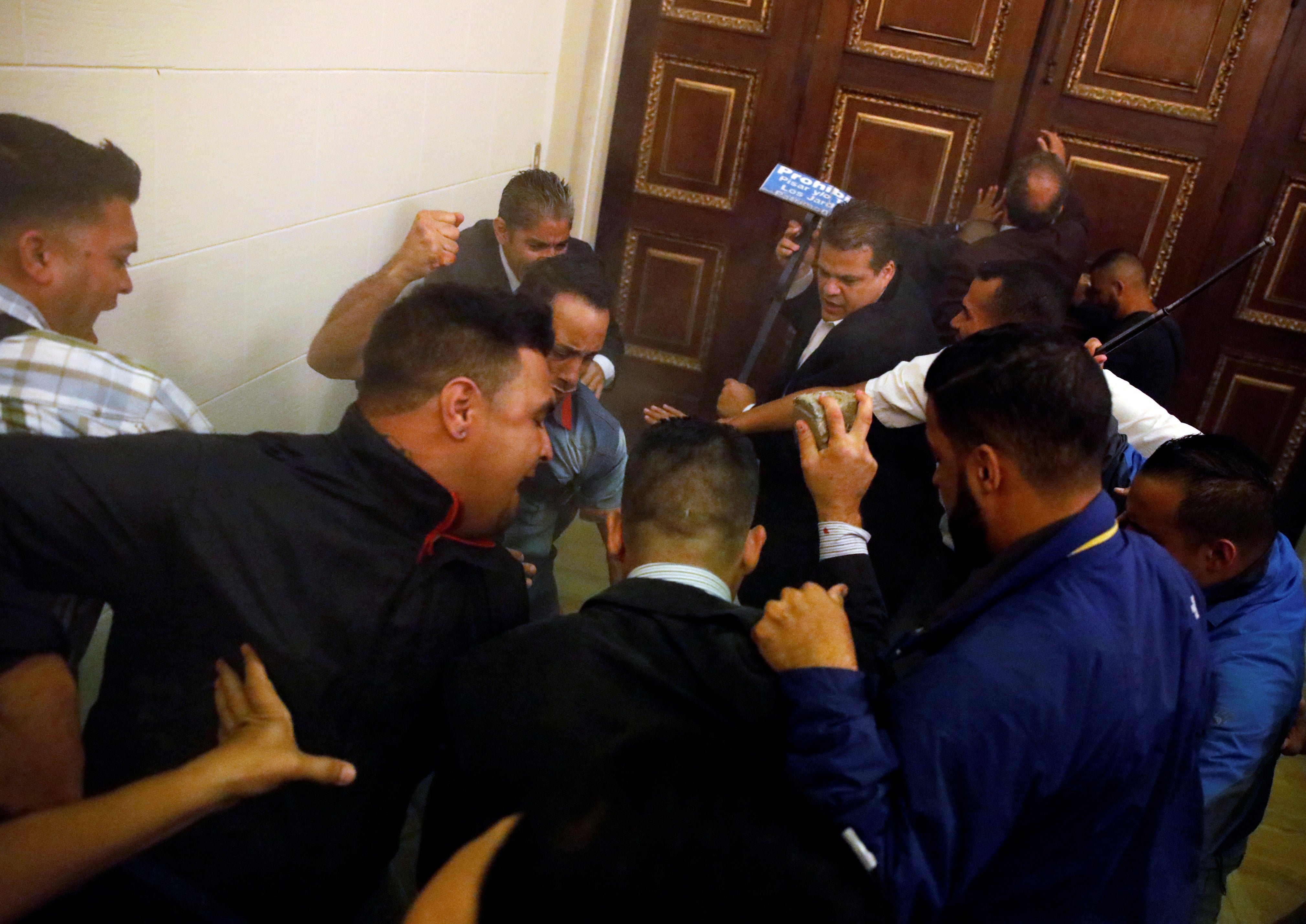 Armando Armas, un diputado agredido por los chavistas: "El dictador Maduro es el autor, él declaró la guerra al pueblo" Armando Armas, un diputado agredido por los chavistas: "El dictador Maduro es el autor, él declaró la guerra al pueblo"