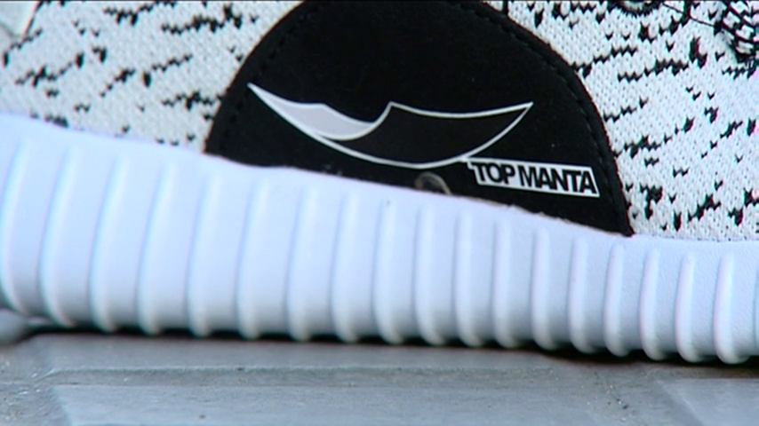 Los vendedores ambulantes de Barcelona lanzan su propia marca: 'Top Manta' Los vendedores ambulantes de Barcelona lanzan su propia marca: 'Top Manta'