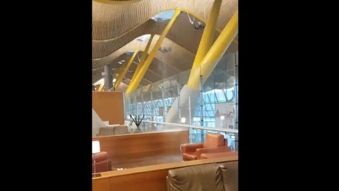 Gotera en Barajas provocada por las fuertes lluvias en Madrid