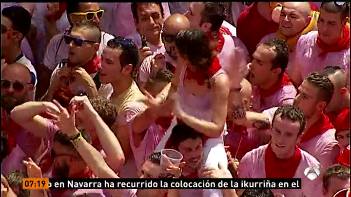 Graban cómo un hombre manosea a una chica subida a hombros en San Fermín Graban cómo un hombre manosea a una chica subida a hombros en San Fermín