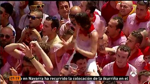 Las c&aacute;maras de Antena 3 Noticias captan c&oacute;mo un hombre manosea a una chica subida a hombros de una amigo en San Ferm&iacute;n