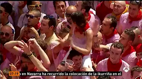Las cámaras de Antena 3 Noticias captan cómo un hombre manosea a una chica subida a hombros de una amigo en San Fermín Las cámaras de Antena 3 Noticias captan cómo un hombre manosea a una chica subida a hombros de una amigo en San Fermín