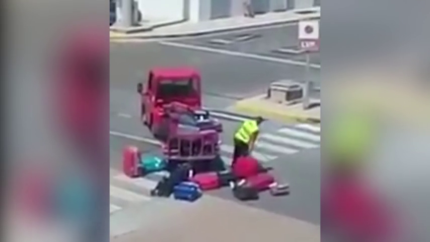 Mesa de redacción: Suspendido de empleo y sueldo un trabajador de Iberia por liarse a patadas con las maletas Mesa de redacción: Suspendido de empleo y sueldo un trabajador de Iberia por liarse a patadas con las maletas