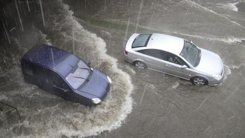 Madrid, anegado bajo un aguacero: Desv&iacute;os de vuelos, inundaciones y grandes retenciones
