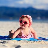 ¿Es bueno ponerles gafas de sol a los bebés?