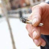 Una persona fumando un porro
