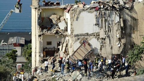 Edificio derrumbado cerca de N&aacute;poles