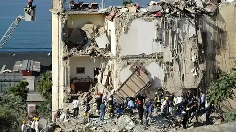 Edificio derrumbado cerca de Nápoles Edificio derrumbado cerca de Nápoles