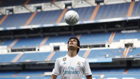Vallejo posando con la camiseta del Real Madrid Vallejo posando con la camiseta del Real Madrid